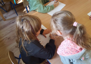 Dzieci uczą się zasad gry w "Kółko i krzyżyk".